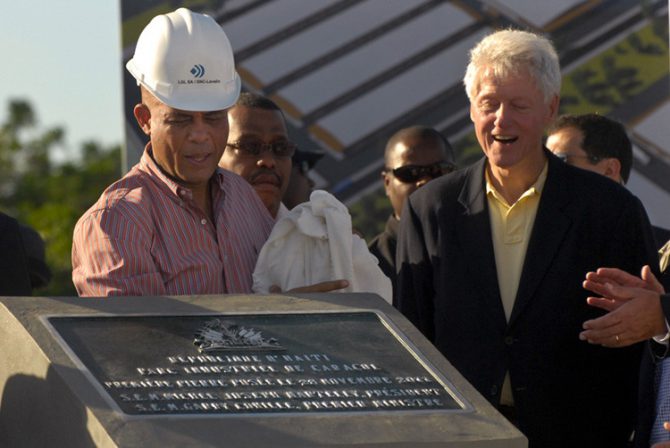 Michel Martelly y Bill Clinton inauguran el Caracol Industrial Park en Haití en 2011