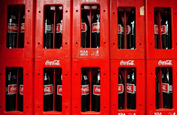 Varias botellas de Coca-Cola. 