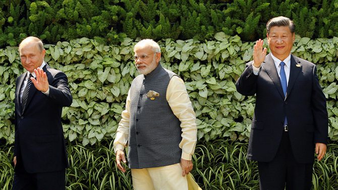 El presidente ruso. Vladímir Putin, el primer ministro indio, Narendra Modi, y el líder chino, Xi Jinping