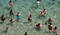 Unos bañistas disfrutan de un día de playa en Lloret de Mar, en la costa catalana, el 7 de agosto de 2016