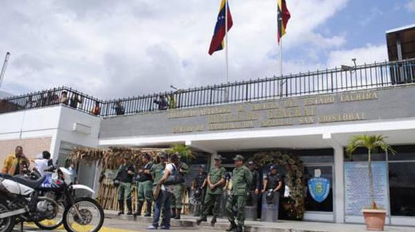 Presos mantienen a rehenes en los calabozos desde hace más de un mes