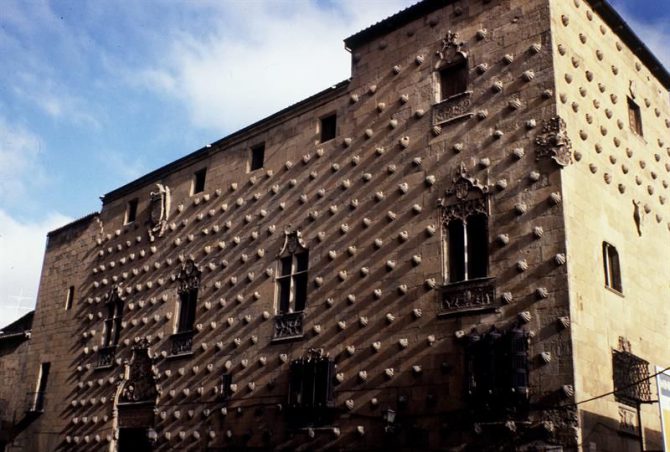 Fachada de la Casa de las Conchas en Salamanca.