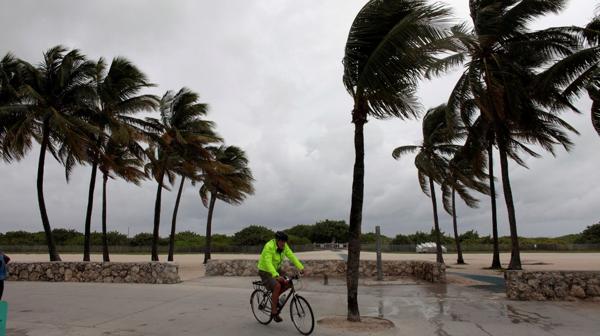Un ciclista intenta mantener el equilibrio en medio del viento.