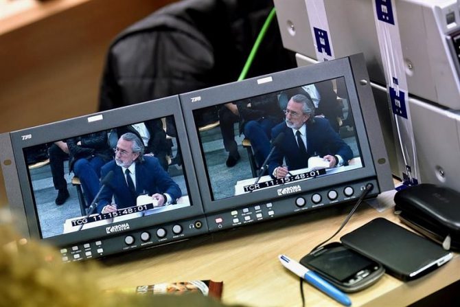 Imagen del monitor de la sala de prensa de la Audiencia Nacional en San Fernando de Henares del presunto cabecilla de la trama Gürtel, Francisco Correa, durante su declaración en el macrojuicio.