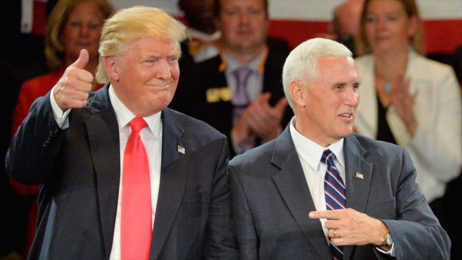 El candidato republicano, Donald Trump (izda.), junto a Mike Pence,