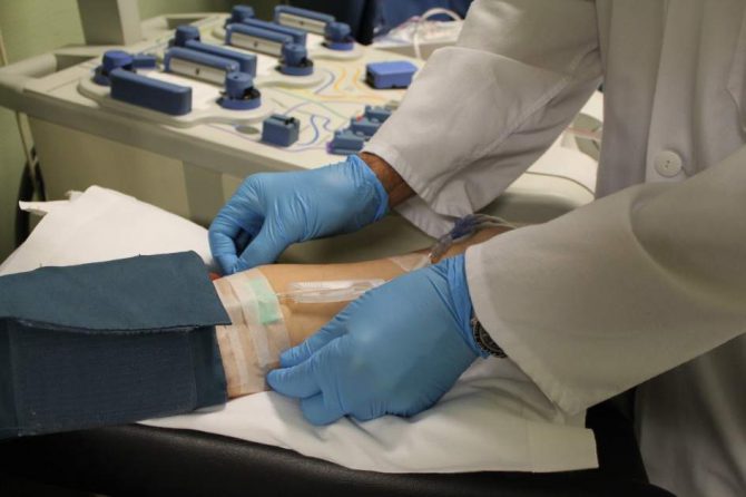 Una persona donando sangre.