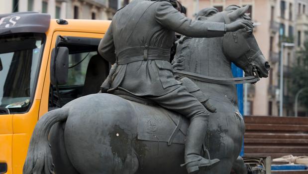 Detalle de la estatua ecuestre con el impacto de un huevo