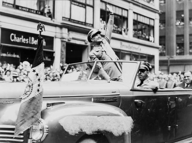 El presidente Dwight Eisenhower, durante un desfile.