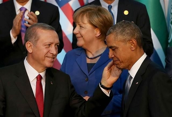 En abril de 2016, Jeffrey Goldberg escribió en The Atlantic: "En un primer momento Obama vio en Recep Tayyip Erdogan una suerte de líder musulmán moderado que podría servir de puente entre Oriente y Occidente (...) Pero ahora lo considera un fiasco y un autoritario" (Imagen: pantallazo de un vídeo de RT).