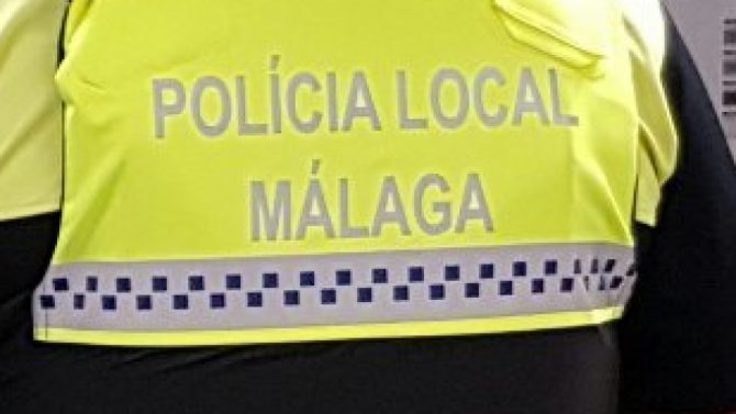 Chaleco con la falta de ortografía 'Polícia'