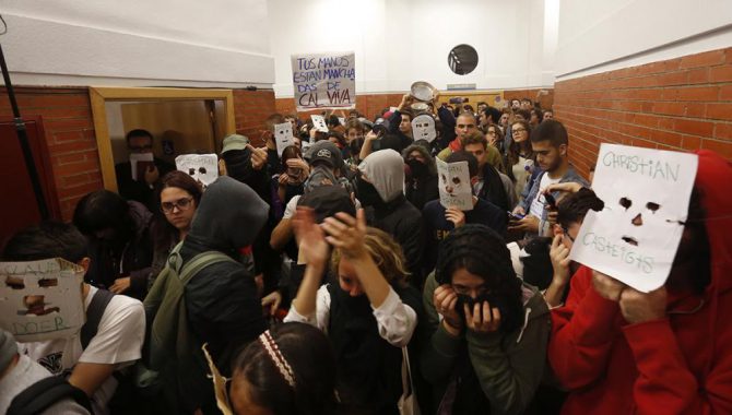 Escrache a Felipe González en la Universidad Autónoma de Madrid.