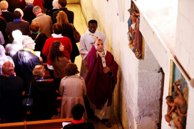 El arzobispo Dominique Lebrun bendice la iglesia de Saint Etienne du Rouvray, en Francia, el 2 de octubre de 2016, durante una misa especial de reapertura dos meses después de que el sacerdote Jacques Hamel fuera degollado por unos yihadistas