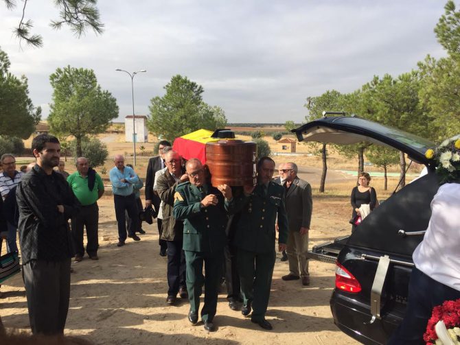 El féretro es llevado a hombros y cubierto por la enseña nacional y su tricornio.