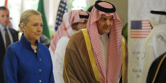 Hillary Clinton, la representante de Wall Street, con sus aliados saudíes.