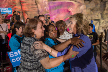 Hillary Clinton apuesta por las mujeres para salvar su campaña.