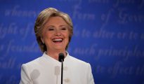 Hillary Clinton sonríe durante el último debate presidencial en Las Vegas, EE.UU.