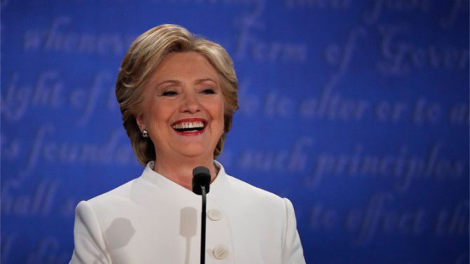 Hillary Clinton sonríe durante el último debate presidencial en Las Vegas, EE.UU.