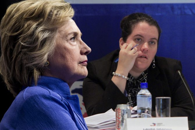 Hillary Clinton y Laura Graham, al fondo.