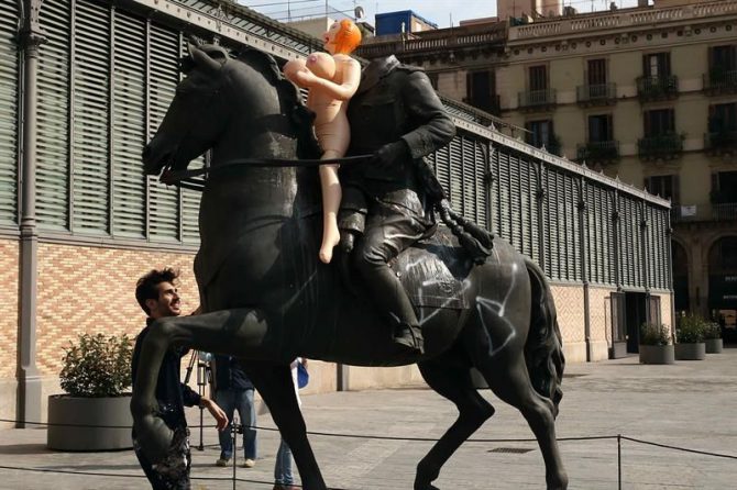 Un radical coloca una muñeca hinchable como protesta en la estatua ecuestre del general Franco frente al edifico del Born de Barcelona.