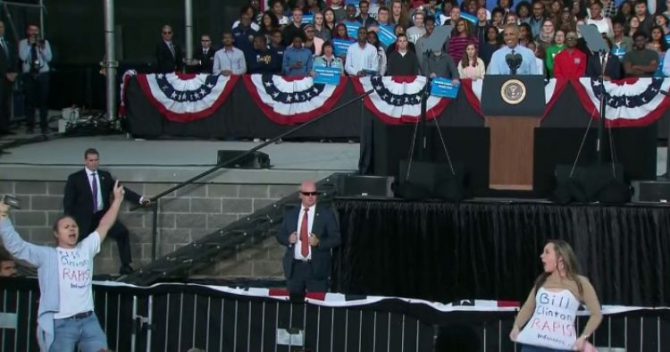Mujeres interrumpen un discurso de Obama con mensajes de "Bill Clinton es un violador"