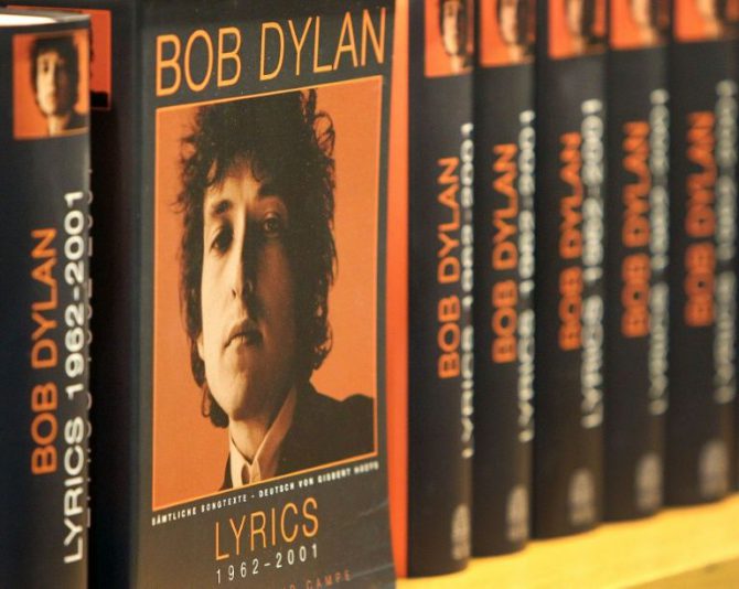 Varios ejemplares de un libro con letras del cantautor Bob Dylan están expuestos en la Feria del Libro de Fráncfort el 19 de octubre de 2016