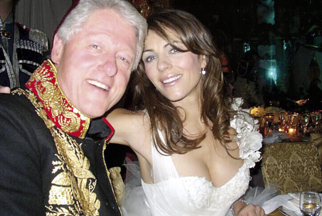 Bill Clinton y Liz Hurley, una de sus amantes, en 2005.