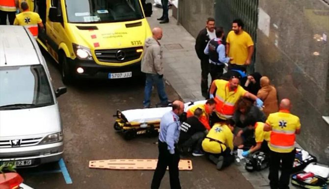 Los servicios médicos, atiende en la calle Dalmau de Santa Coloma, un niño que ha sido apuñalado.
