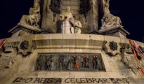 Fotografía de las pintadas en el Monumento a Colón en Barcelona