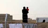 Una mujer iraquí junto a su hijo después de huir de Mosul