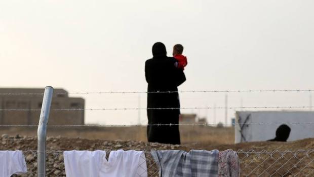 Una mujer iraquí junto a su hijo después de huir de Mosul