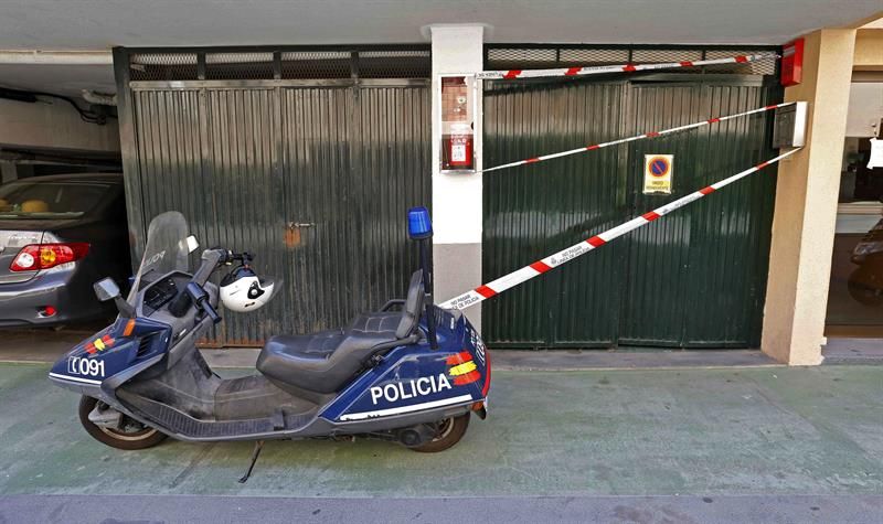 Precinto policial en la entrada del garaje situado en San Fernando de Maspalomas, en la localidad de San Bartolomé de Tirajana, en la que se produjo anoche la muerte a puñaladas del empresario Luis Fernández, por lo que ya ha sido detenido un hombre como presunto autor d