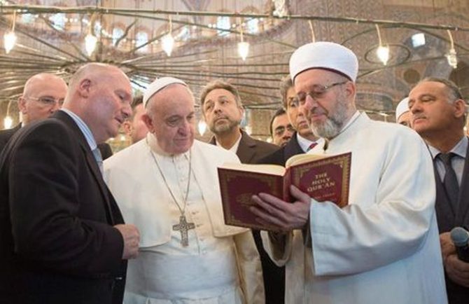 El Gran Mufti de Turquía muestra al papa una sura del Corán.