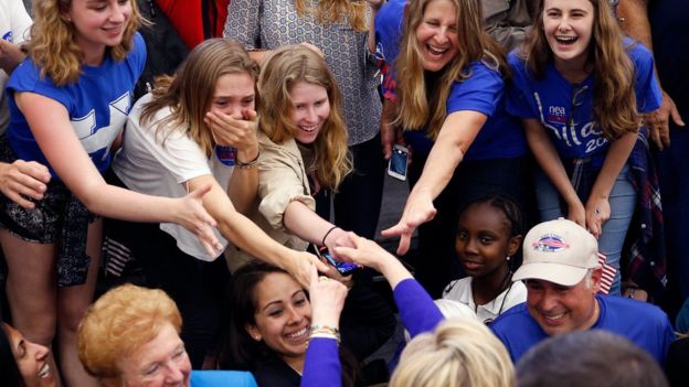 Mujeres dando la mano a Hillary Clinton en California.