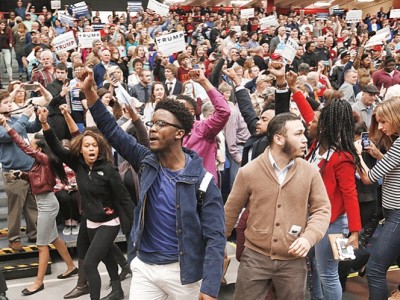 Manifestantes negros gritan consignas contra Trump.