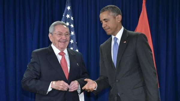 Barack Obama y el dictador cubano Raúl Castro.