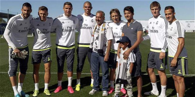 Osama Abdul Mohsen, junto a la plantilla del Real Madrid.