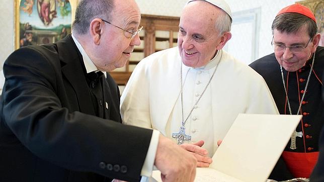 El papa recibe a un líder protestante.
