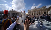 El papa Francisco saluda desde el 'papamóvil' a los fieles tras una misa en la plaza San Pedro del Vaticano, el 9 de octubre de 2016