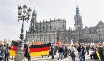 Seguidores de PEGIDA se manifiestan por el centro de Dresde.