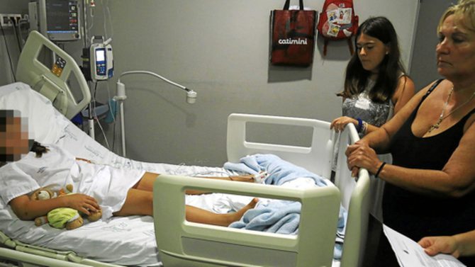 La pequeña de ocho años agredida, en el hospital junto a su madre.