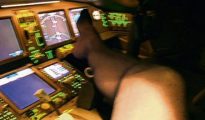 El tablero de luces indica que no se trata de un simulador, sino de un Boeing en pleno vuelo