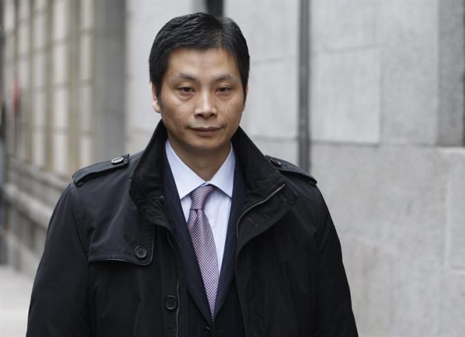 El presunto líder de la mafia china desarticulada en la operación Emperador, Gao Ping, a su salida de la prisión de Villena (Alicante). 