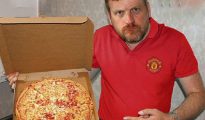 La historia fue divulgada por un medio local en donde aparece la fotografía del demandante, con la pizza cuyos pepperoni parece formar el rostro del entrenador.