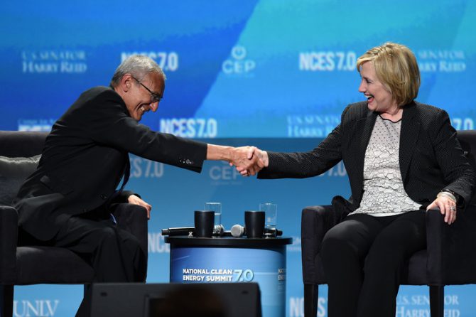 John Podesta y Hillary Clinton.