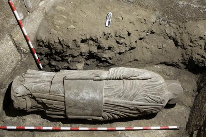 Fotografía facilitada por la Catedral de Santiago de Compostela de la figura decapitada perteneciente al Pórtico de la Gloria, la antigua fachada de la catedral, que ha sido hallada enterrada en las dependencias de este templo católico.