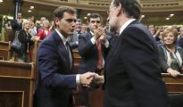 Rajoy es felicitado por el líder de Ciudadanos, Albert Rivera, tras ser investido presidente.