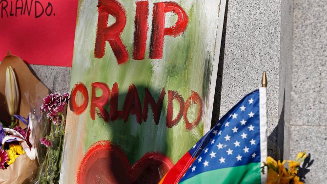 Flores y carteles recuerdan a las víctimas del atentado de Orlando.