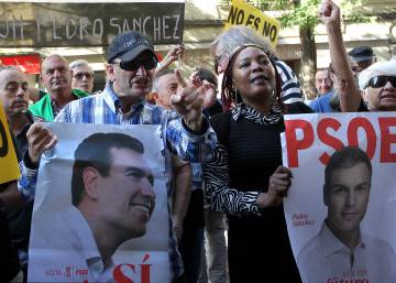 Partidarios de Pedro Sánchez frente a la sede socialista de Ferraz.