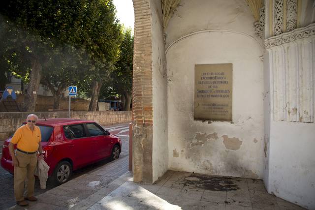 Un vecino contemplaba las huellas del fuego en el pórtico donde atacaron a la mujer.