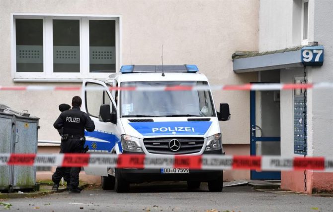 Oficiales de policía alemanes hacen guardia en un área residencial en Chemnitz, Saxony, Alemania. 